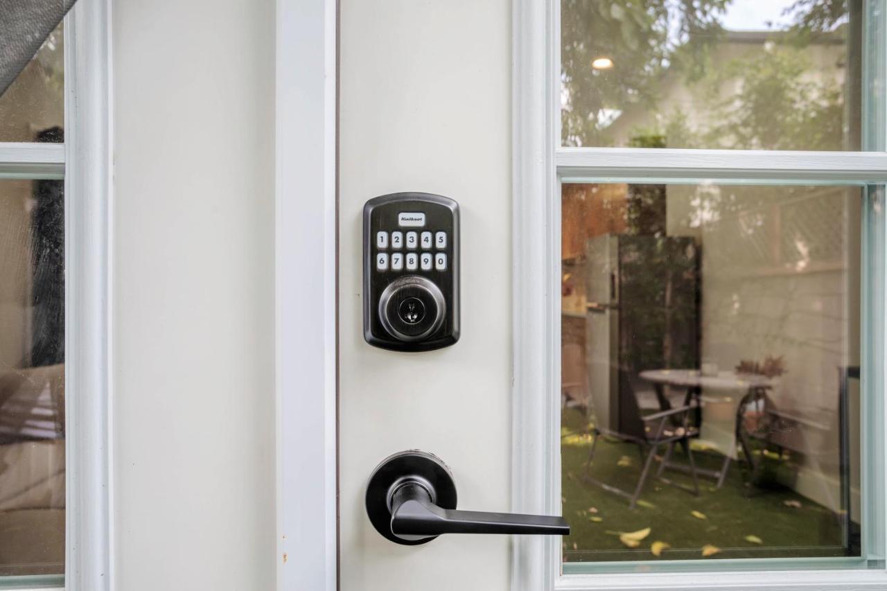 Serene 1 Bed Guest House With Patio Sleeps 6 Los Angeles Exteriör bild
